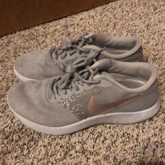 I have these nike shoes that don’t fit anymore - Picture 1 of 3